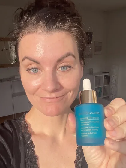 Dansk kvinde holder Barrier Defense Serum