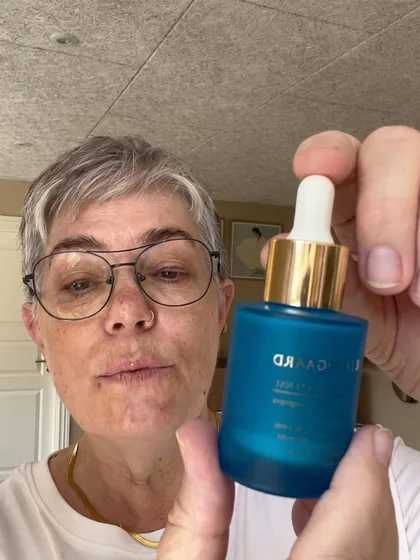 Dansk kvinde holder Barrier Defense Serum