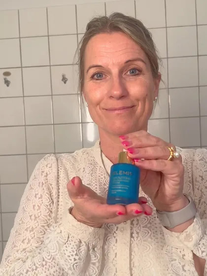 Dansk kvinde holder Barrier Defense Serum