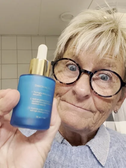 Dansk kvinde holder Barrier Defense Serum