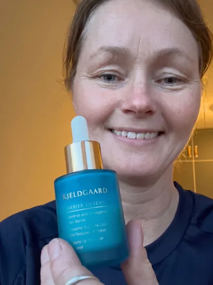 Dansk kvinde holder Barrier Defense Serum