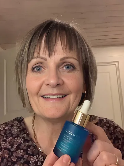 Dansk kvinde holder Barrier Defense Serum