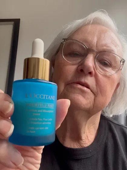 Dansk kvinde holder Barrier Defense Serum