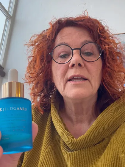 Dansk kvinde holder Barrier Defense Serum